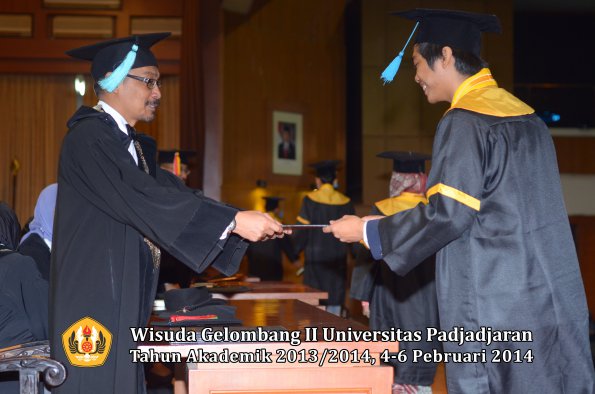 wisuda-unpad-gel-ii-ta-2013_2014-fakultas-ilmu-budaya-oleh-dekan-123