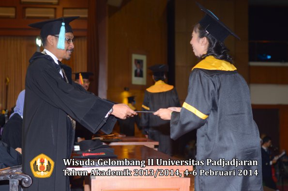 wisuda-unpad-gel-ii-ta-2013_2014-fakultas-ilmu-budaya-oleh-dekan-124