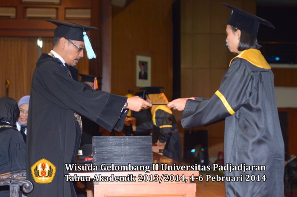 wisuda-unpad-gel-ii-ta-2013_2014-fakultas-ilmu-budaya-oleh-dekan-135