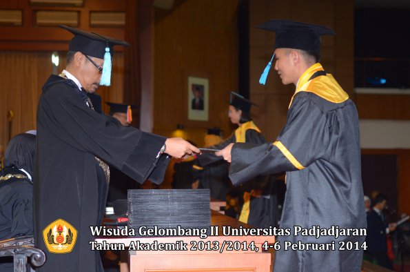 wisuda-unpad-gel-ii-ta-2013_2014-fakultas-ilmu-budaya-oleh-dekan-136