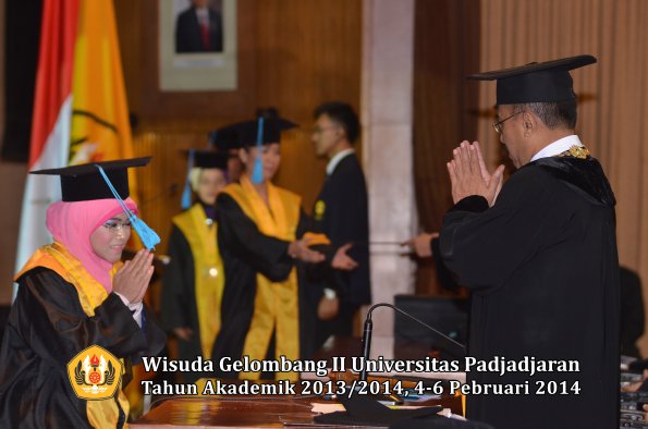 wisuda-unpad-gel-ii-ta-2013_2014-fakultas-ilmu-budaya-oleh-rektor-002