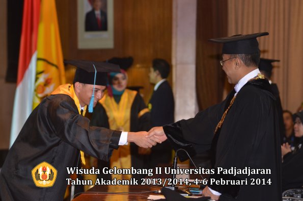 wisuda-unpad-gel-ii-ta-2013_2014-fakultas-ilmu-budaya-oleh-rektor-003