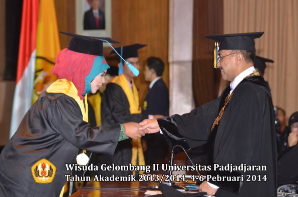 wisuda-unpad-gel-ii-ta-2013_2014-fakultas-ilmu-budaya-oleh-rektor-004