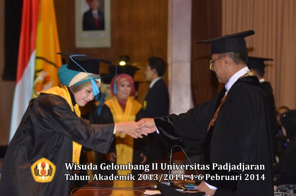 wisuda-unpad-gel-ii-ta-2013_2014-fakultas-ilmu-budaya-oleh-rektor-006