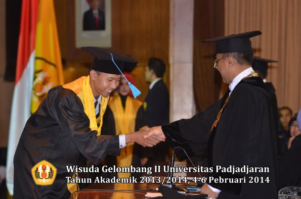 wisuda-unpad-gel-ii-ta-2013_2014-fakultas-ilmu-budaya-oleh-rektor-014