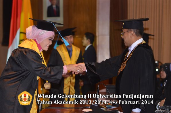 wisuda-unpad-gel-ii-ta-2013_2014-fakultas-ilmu-budaya-oleh-rektor-019