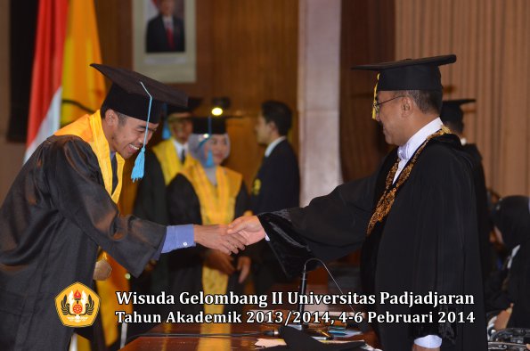 wisuda-unpad-gel-ii-ta-2013_2014-fakultas-ilmu-budaya-oleh-rektor-020