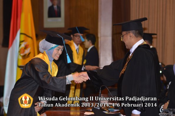 wisuda-unpad-gel-ii-ta-2013_2014-fakultas-ilmu-budaya-oleh-rektor-021