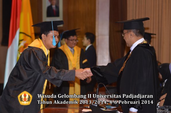 wisuda-unpad-gel-ii-ta-2013_2014-fakultas-ilmu-budaya-oleh-rektor-023