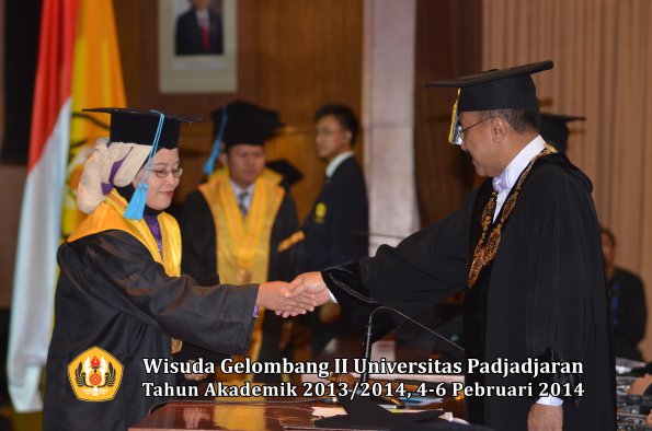 wisuda-unpad-gel-ii-ta-2013_2014-fakultas-ilmu-budaya-oleh-rektor-024