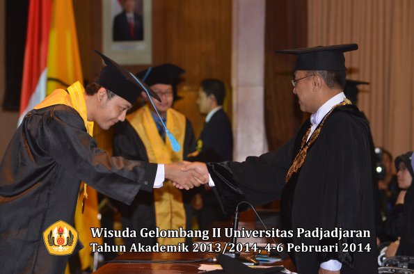 wisuda-unpad-gel-ii-ta-2013_2014-fakultas-ilmu-budaya-oleh-rektor-026