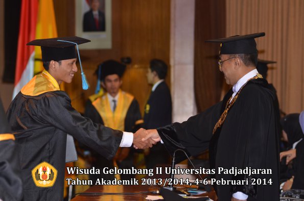 wisuda-unpad-gel-ii-ta-2013_2014-fakultas-ilmu-budaya-oleh-rektor-031