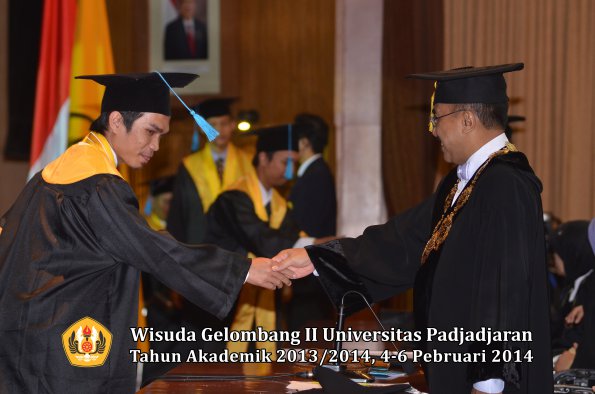 wisuda-unpad-gel-ii-ta-2013_2014-fakultas-ilmu-budaya-oleh-rektor-032