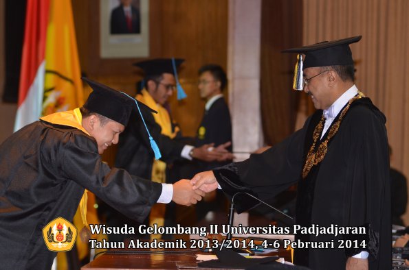 wisuda-unpad-gel-ii-ta-2013_2014-fakultas-ilmu-budaya-oleh-rektor-035