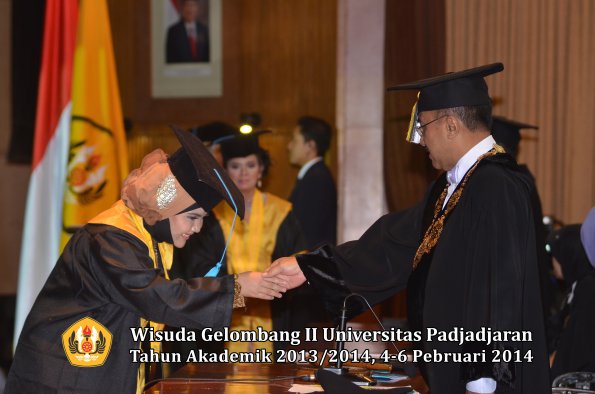 wisuda-unpad-gel-ii-ta-2013_2014-fakultas-ilmu-budaya-oleh-rektor-038