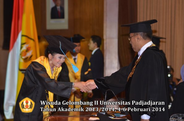 wisuda-unpad-gel-ii-ta-2013_2014-fakultas-ilmu-budaya-oleh-rektor-039