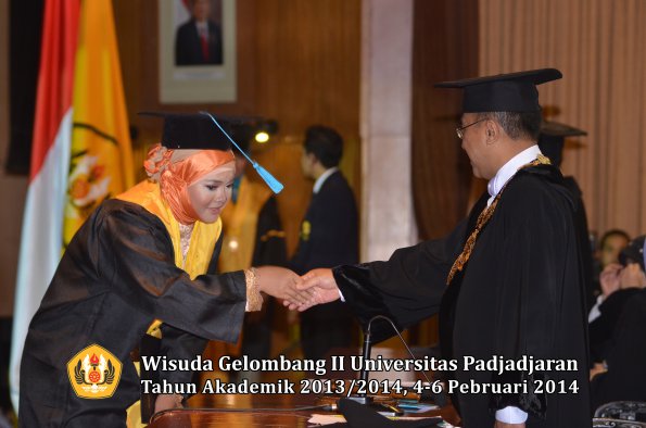 wisuda-unpad-gel-ii-ta-2013_2014-fakultas-ilmu-budaya-oleh-rektor-041