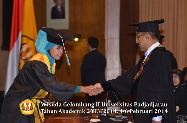 wisuda-unpad-gel-ii-ta-2013_2014-fakultas-ilmu-budaya-oleh-rektor-043