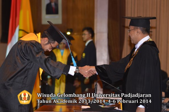 wisuda-unpad-gel-ii-ta-2013_2014-fakultas-ilmu-budaya-oleh-rektor-044