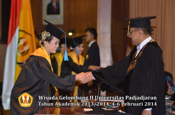 wisuda-unpad-gel-ii-ta-2013_2014-fakultas-ilmu-budaya-oleh-rektor-046