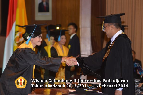 wisuda-unpad-gel-ii-ta-2013_2014-fakultas-ilmu-budaya-oleh-rektor-047