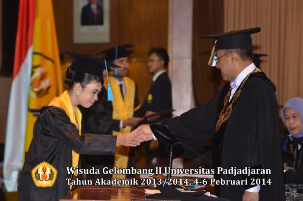 wisuda-unpad-gel-ii-ta-2013_2014-fakultas-ilmu-budaya-oleh-rektor-049