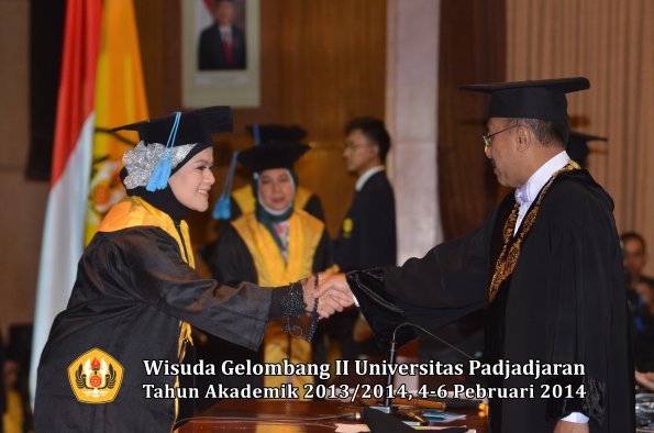 wisuda-unpad-gel-ii-ta-2013_2014-fakultas-ilmu-budaya-oleh-rektor-050