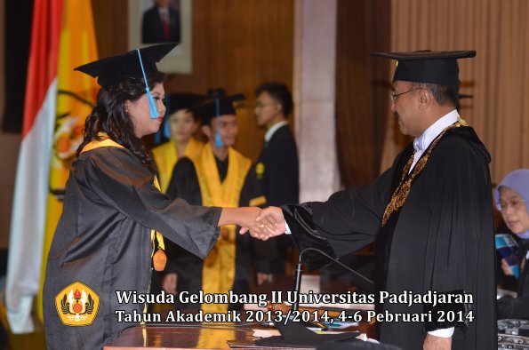 wisuda-unpad-gel-ii-ta-2013_2014-fakultas-ilmu-budaya-oleh-rektor-052