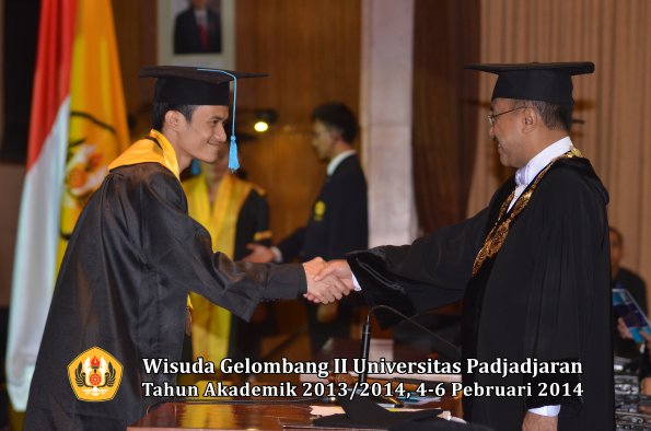 wisuda-unpad-gel-ii-ta-2013_2014-fakultas-ilmu-budaya-oleh-rektor-053