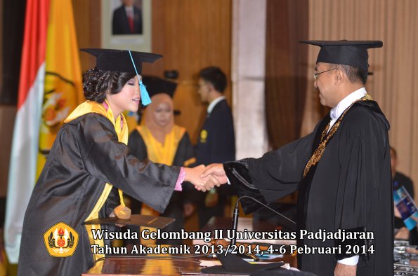 wisuda-unpad-gel-ii-ta-2013_2014-fakultas-ilmu-budaya-oleh-rektor-055