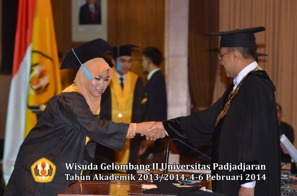 wisuda-unpad-gel-ii-ta-2013_2014-fakultas-ilmu-budaya-oleh-rektor-056