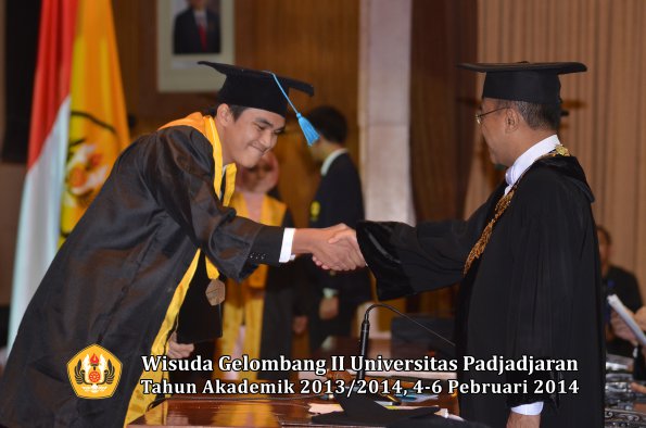 wisuda-unpad-gel-ii-ta-2013_2014-fakultas-ilmu-budaya-oleh-rektor-057