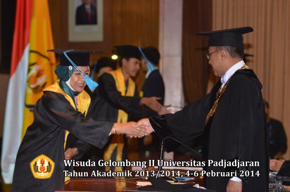 wisuda-unpad-gel-ii-ta-2013_2014-fakultas-ilmu-budaya-oleh-rektor-060