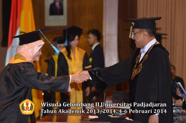 wisuda-unpad-gel-ii-ta-2013_2014-fakultas-ilmu-budaya-oleh-rektor-061