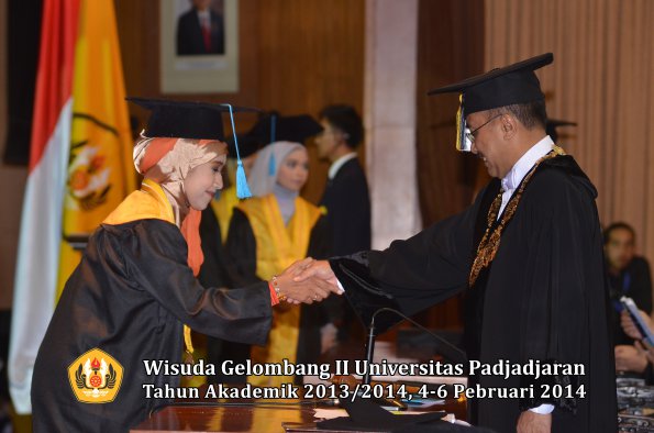 wisuda-unpad-gel-ii-ta-2013_2014-fakultas-ilmu-budaya-oleh-rektor-065