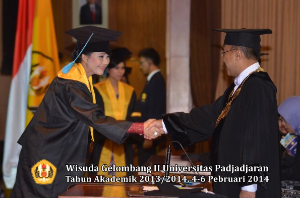 wisuda-unpad-gel-ii-ta-2013_2014-fakultas-ilmu-budaya-oleh-rektor-072