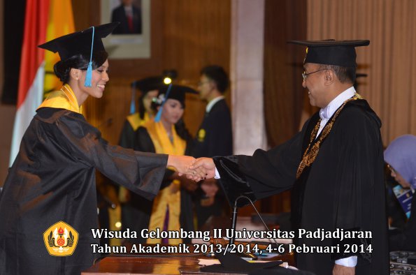 wisuda-unpad-gel-ii-ta-2013_2014-fakultas-ilmu-budaya-oleh-rektor-073