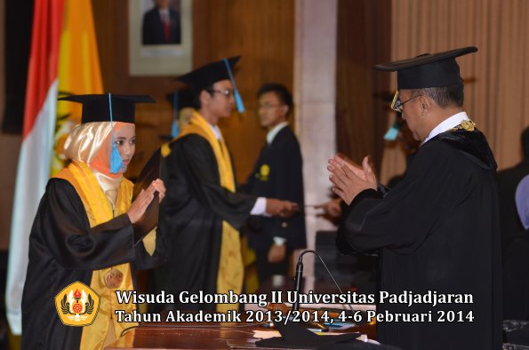 wisuda-unpad-gel-ii-ta-2013_2014-fakultas-ilmu-budaya-oleh-rektor-079