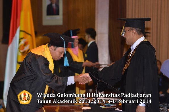 wisuda-unpad-gel-ii-ta-2013_2014-fakultas-ilmu-budaya-oleh-rektor-082