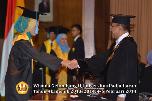 wisuda-unpad-gel-ii-ta-2013_2014-fakultas-ilmu-budaya-oleh-rektor-083