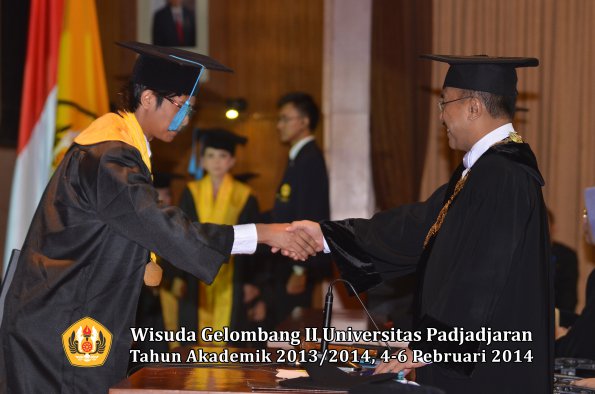 wisuda-unpad-gel-ii-ta-2013_2014-fakultas-ilmu-budaya-oleh-rektor-085