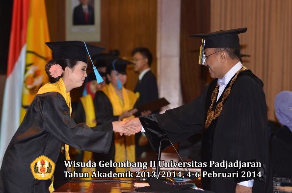 wisuda-unpad-gel-ii-ta-2013_2014-fakultas-ilmu-budaya-oleh-rektor-086