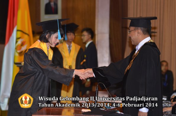 wisuda-unpad-gel-ii-ta-2013_2014-fakultas-ilmu-budaya-oleh-rektor-090