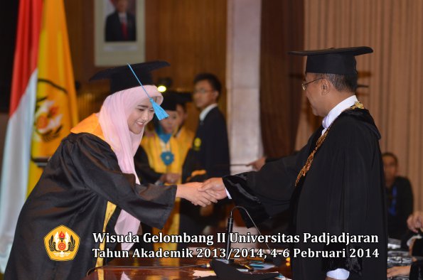 wisuda-unpad-gel-ii-ta-2013_2014-fakultas-ilmu-budaya-oleh-rektor-092