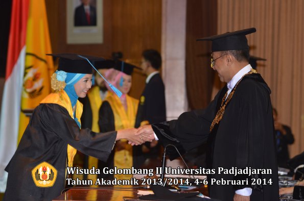 wisuda-unpad-gel-ii-ta-2013_2014-fakultas-ilmu-budaya-oleh-rektor-094