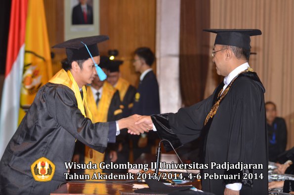 wisuda-unpad-gel-ii-ta-2013_2014-fakultas-ilmu-budaya-oleh-rektor-097