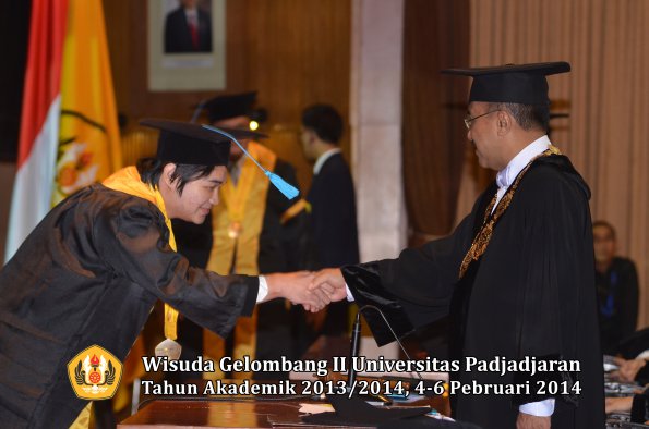 wisuda-unpad-gel-ii-ta-2013_2014-fakultas-ilmu-budaya-oleh-rektor-099