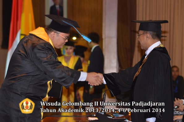 wisuda-unpad-gel-ii-ta-2013_2014-fakultas-ilmu-budaya-oleh-rektor-100