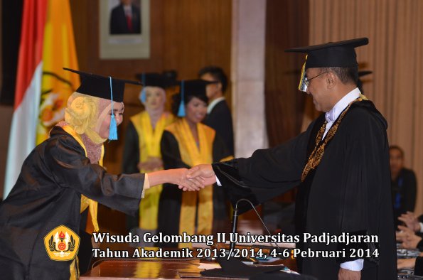 wisuda-unpad-gel-ii-ta-2013_2014-fakultas-ilmu-budaya-oleh-rektor-101
