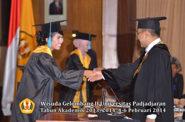 wisuda-unpad-gel-ii-ta-2013_2014-fakultas-ilmu-budaya-oleh-rektor-102